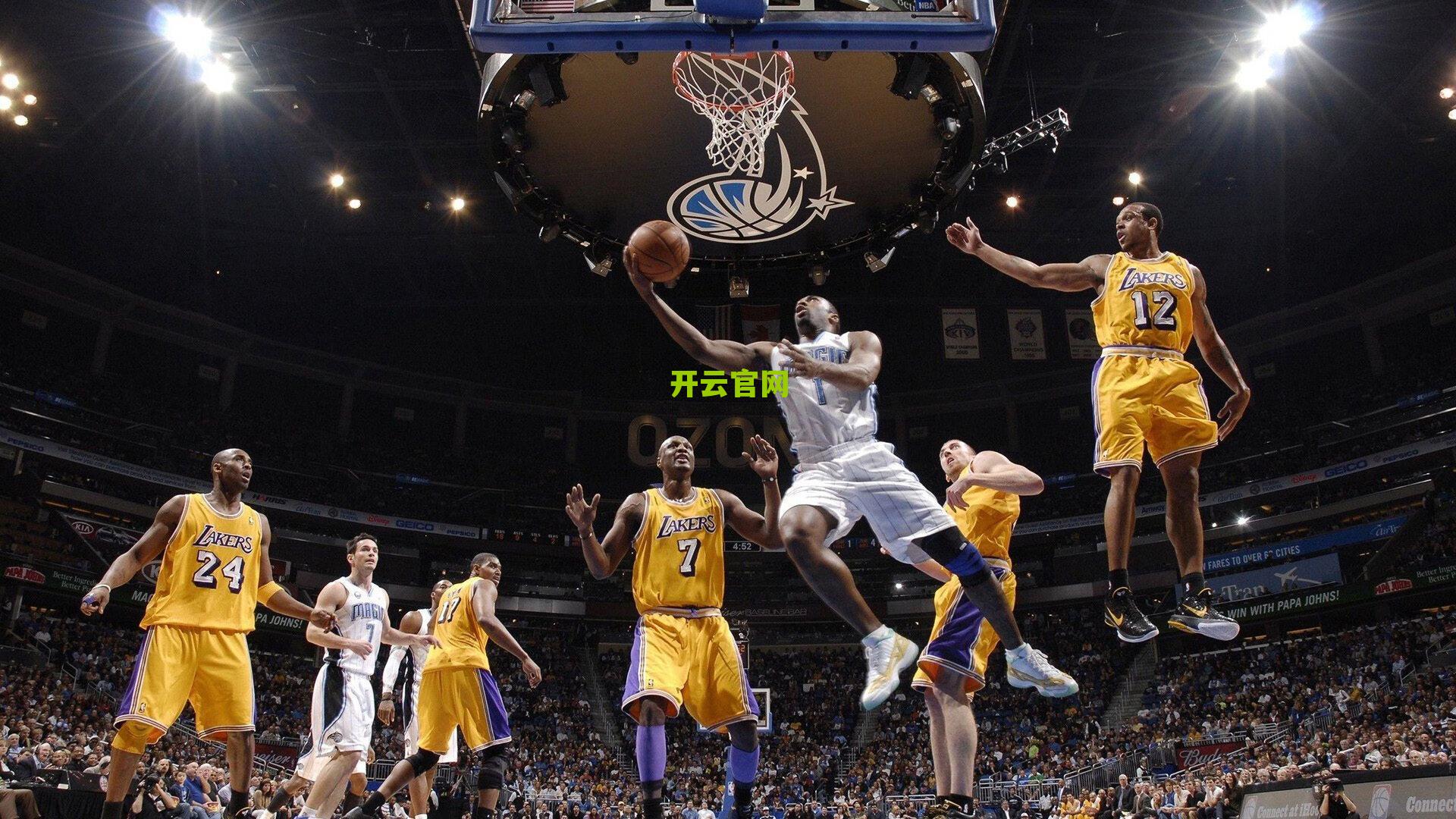 湖人三分雨刷新队史纪录 绝境之战轰22记远投破冰